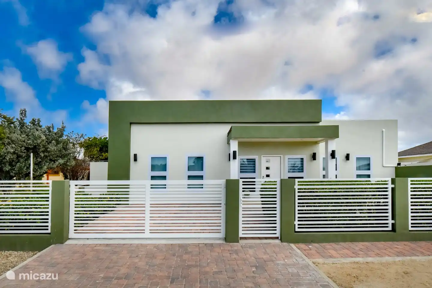 Frente de la villa con entrada privada