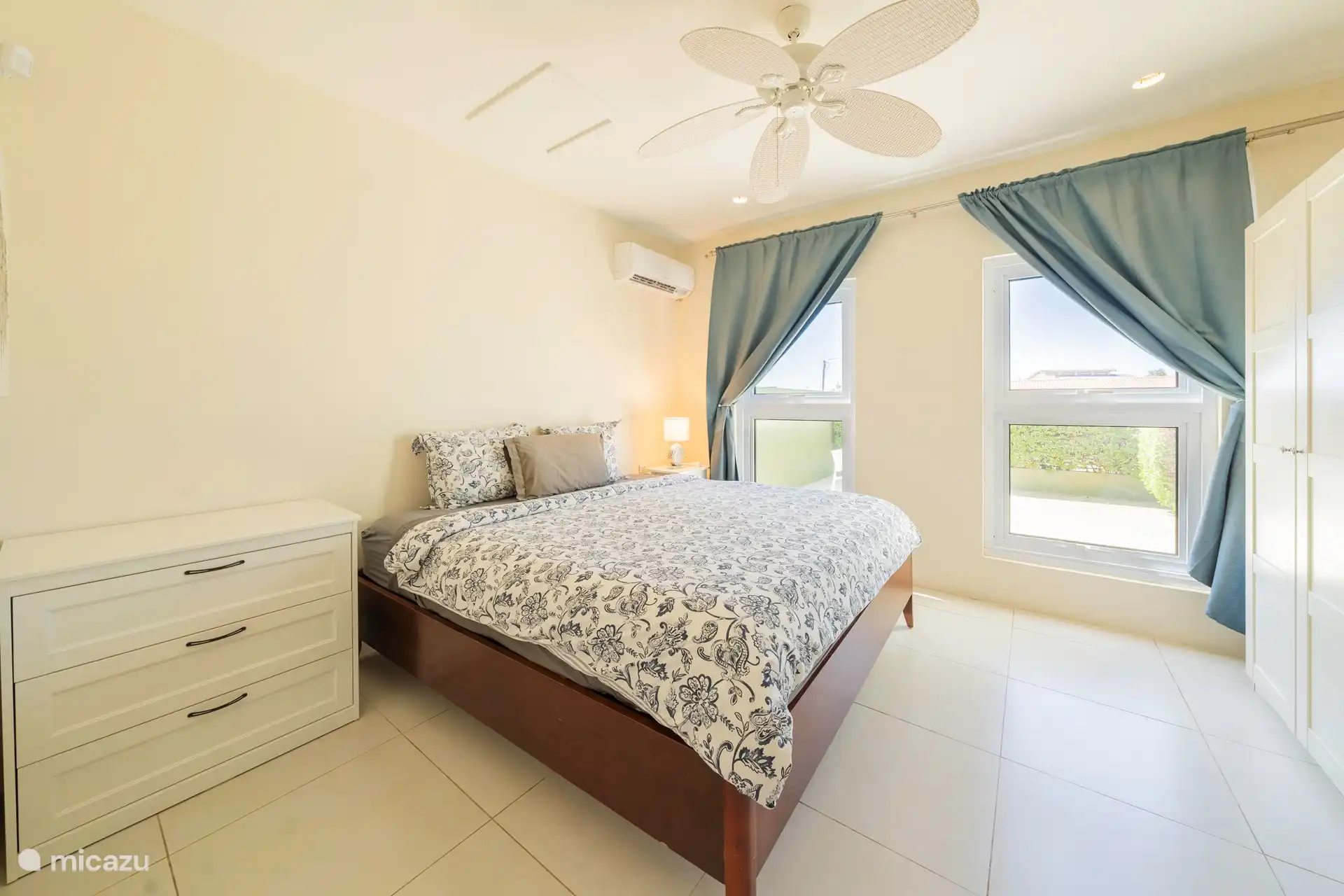 Dormitorio principal, con cama King (2 x 2 M) con armarios empotrados y baño privado