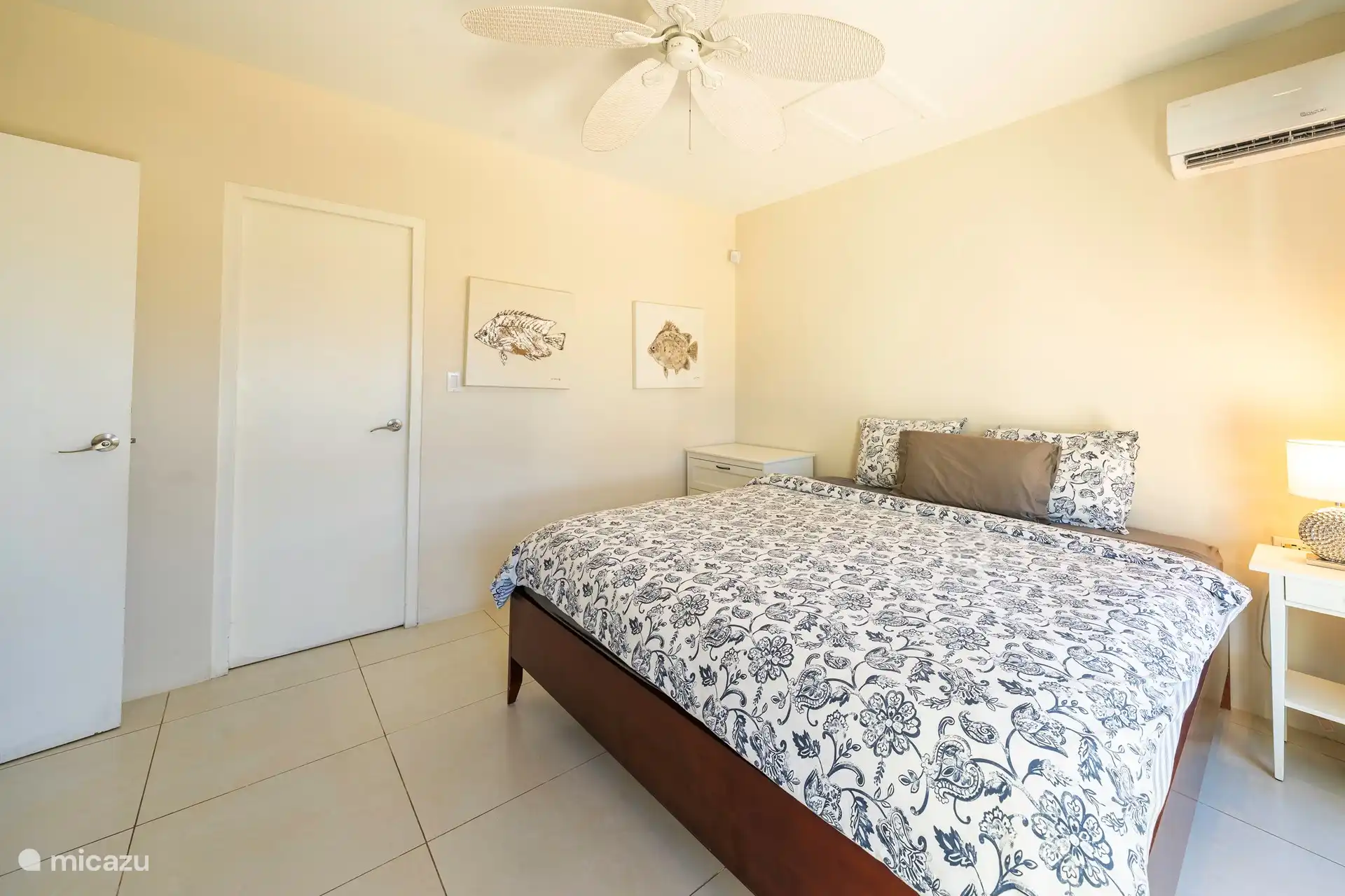 Dormitorio principal con cama King (2 x2 M) con baño privado