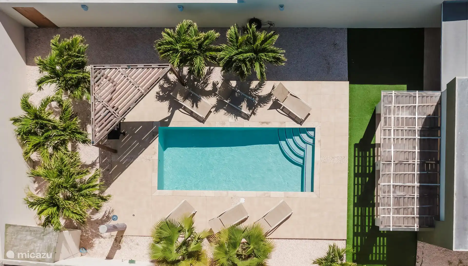 Disfruta del sol o de la sombra. En el patio de la piscina también hay una barbacoa donde se pueden hacer barbacoas