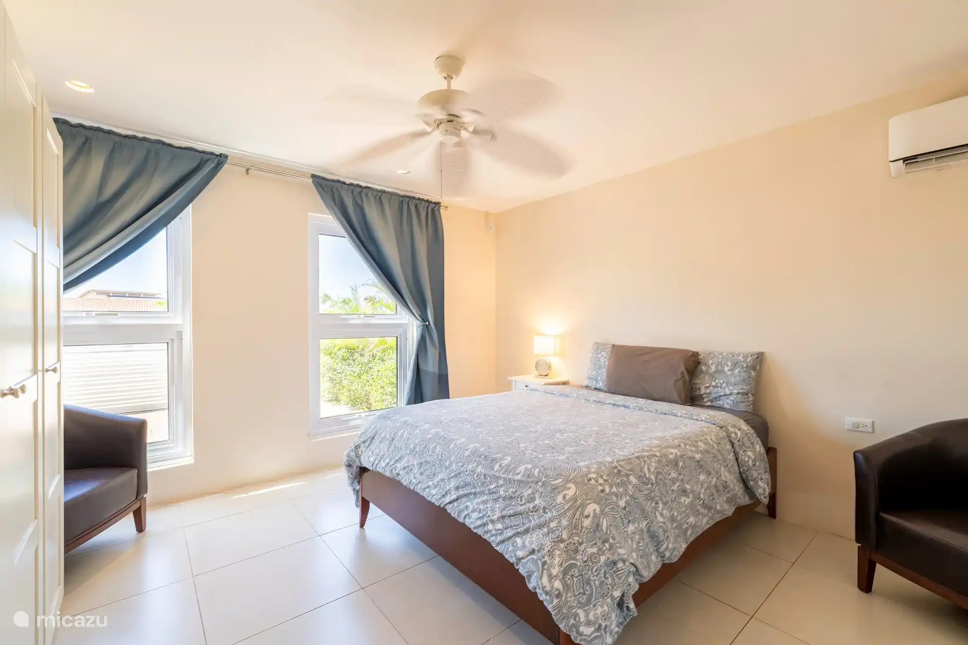 Dormitorio con armarios empotrados y cama Queen (1,60 x 2 M)