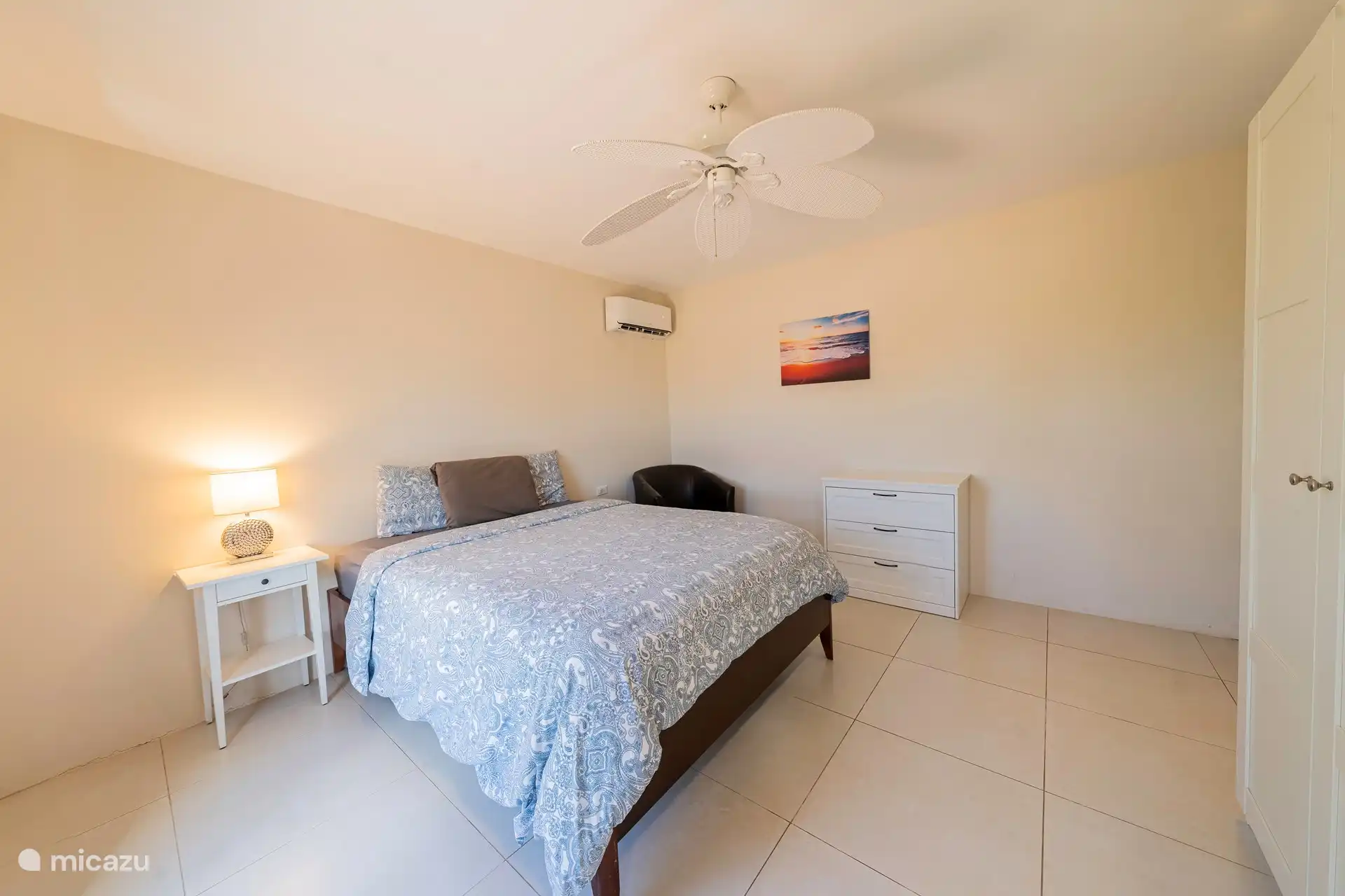 Dormitorio con armarios empotrados y cama Queen (1,60 x 2 M)