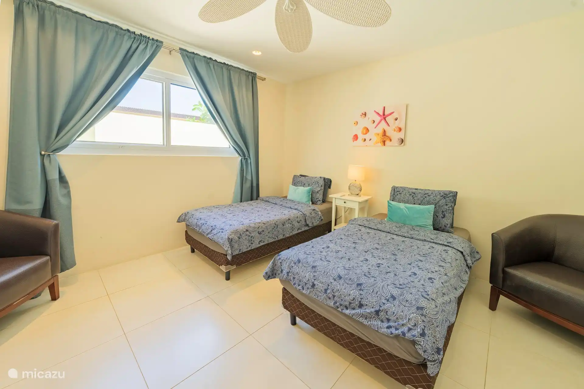 Dormitorio con armarios empotrados y 2 camas individuales