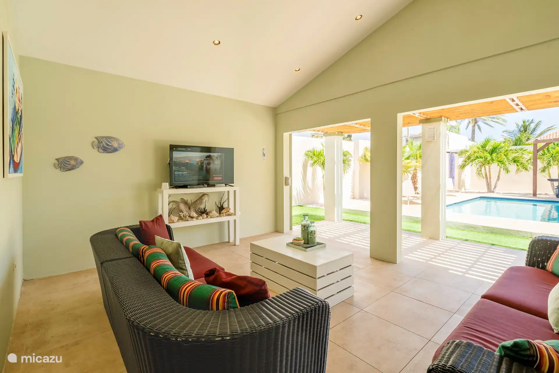 El porche trasero también tiene un televisor inteligente donde puede ver su programa favorito o escuchar música