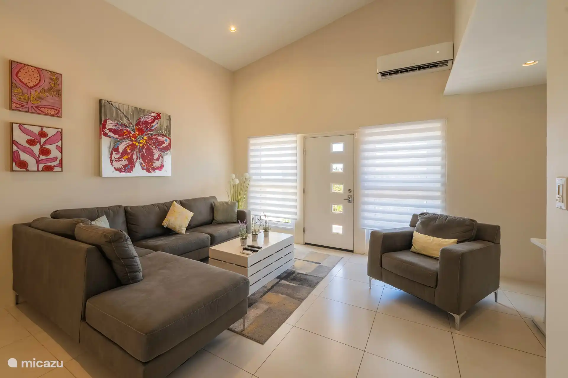 El salón es amplio y con cocina abierta