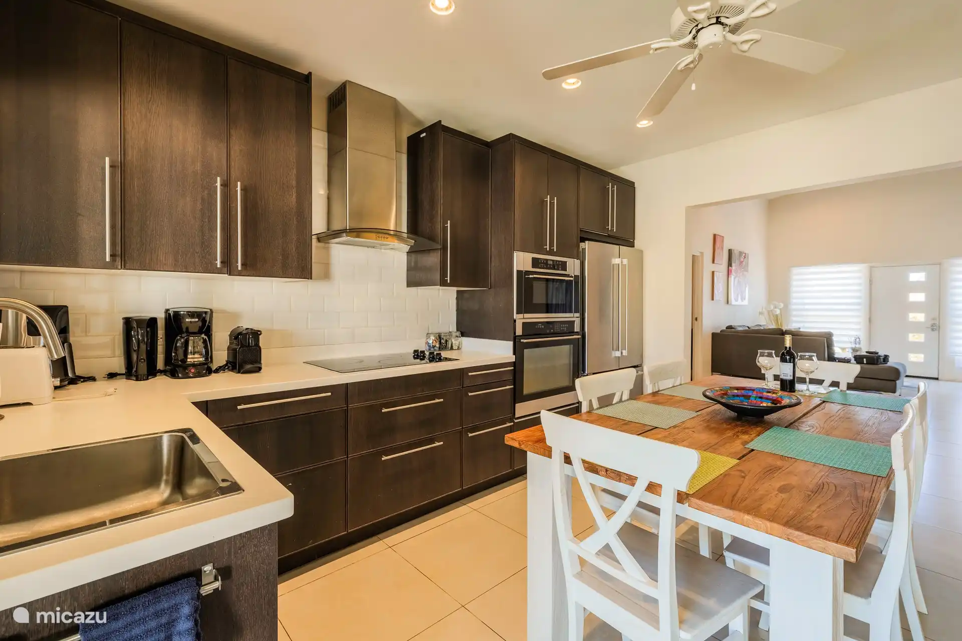 La cocina tiene todos los electrodomésticos de cocina, incluido un lavavajillas.