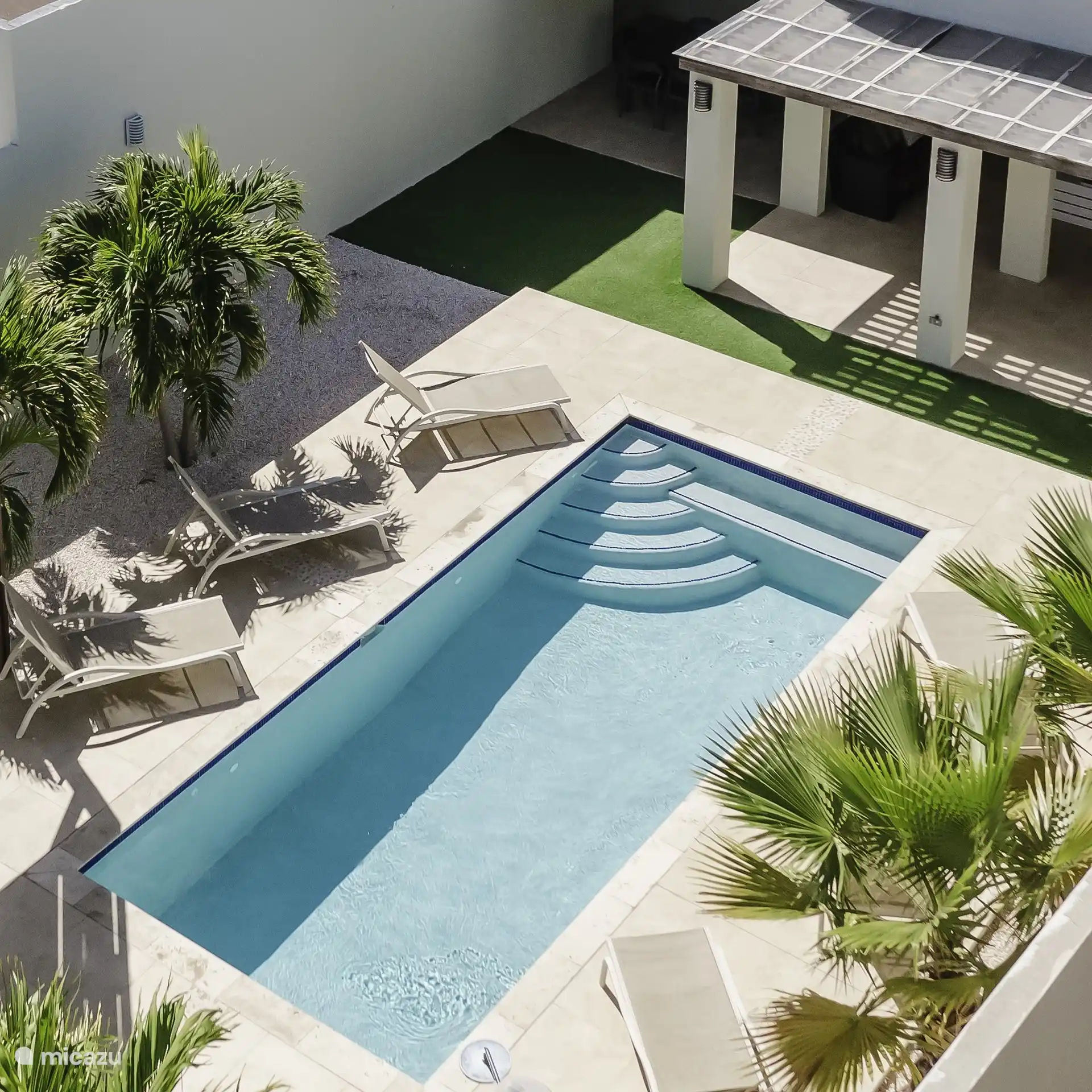 Piscina privada con cómodas tumbonas