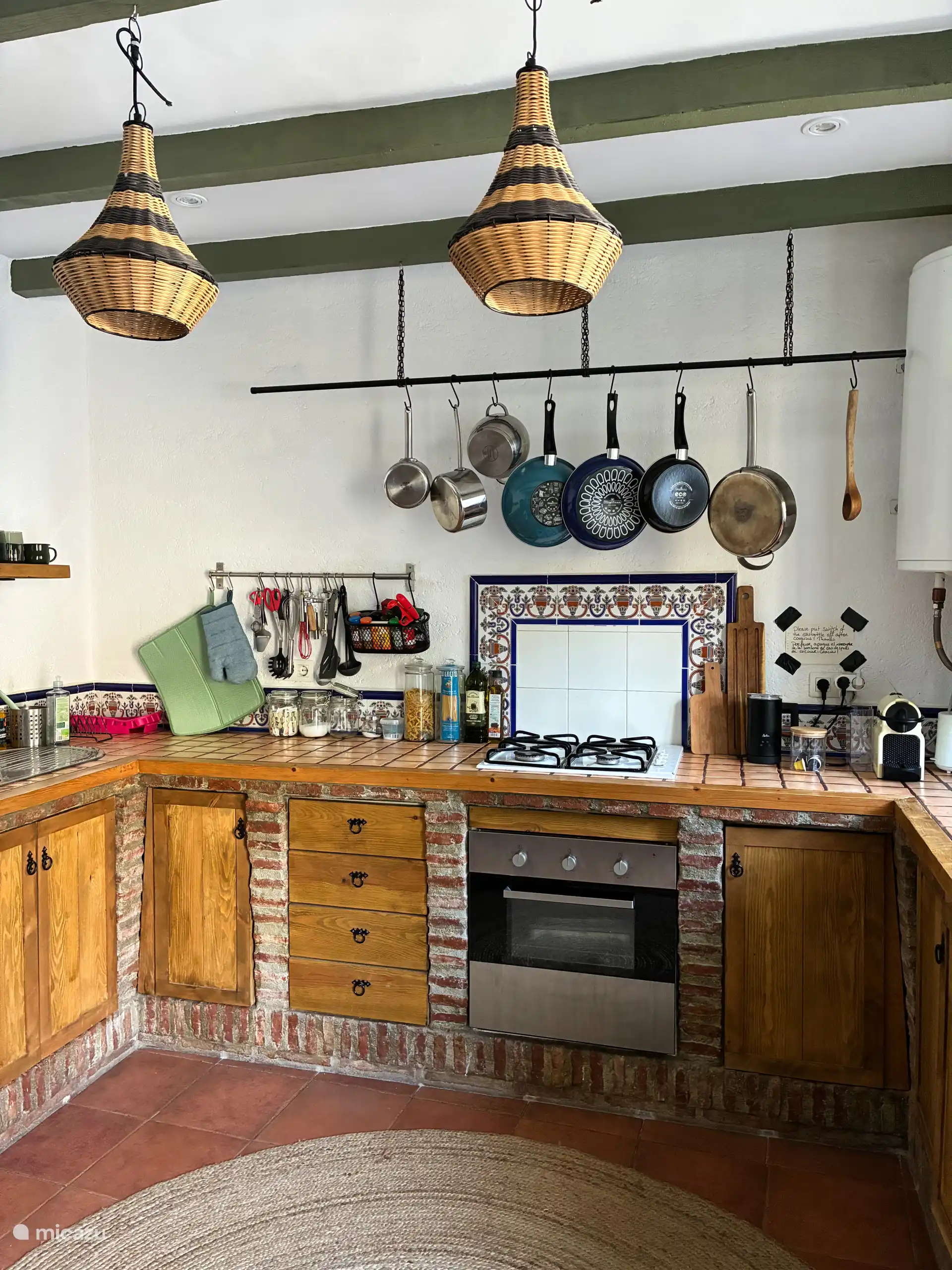 Geräumige Küche, die komplett ausgestattet ist.