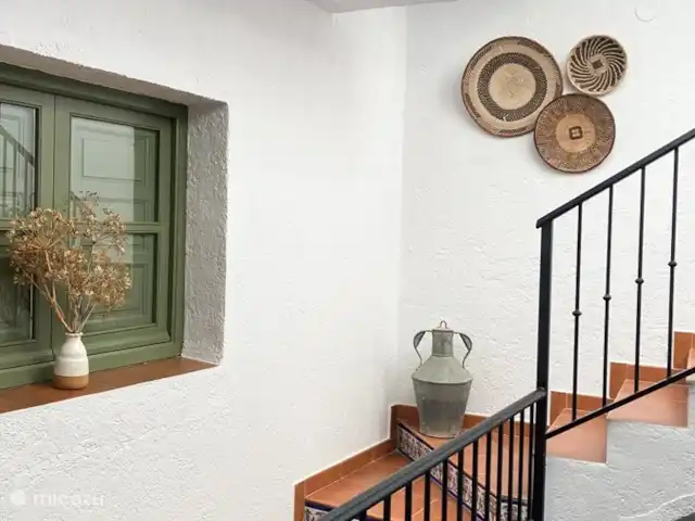 Casa Cubasta | Espagne, Andalousie, Sedella - maison de vacances La maison dispose d'un patio couvert au rez-de-chaussée avec une petite table à manger et un escalier spacieux et lumineux.