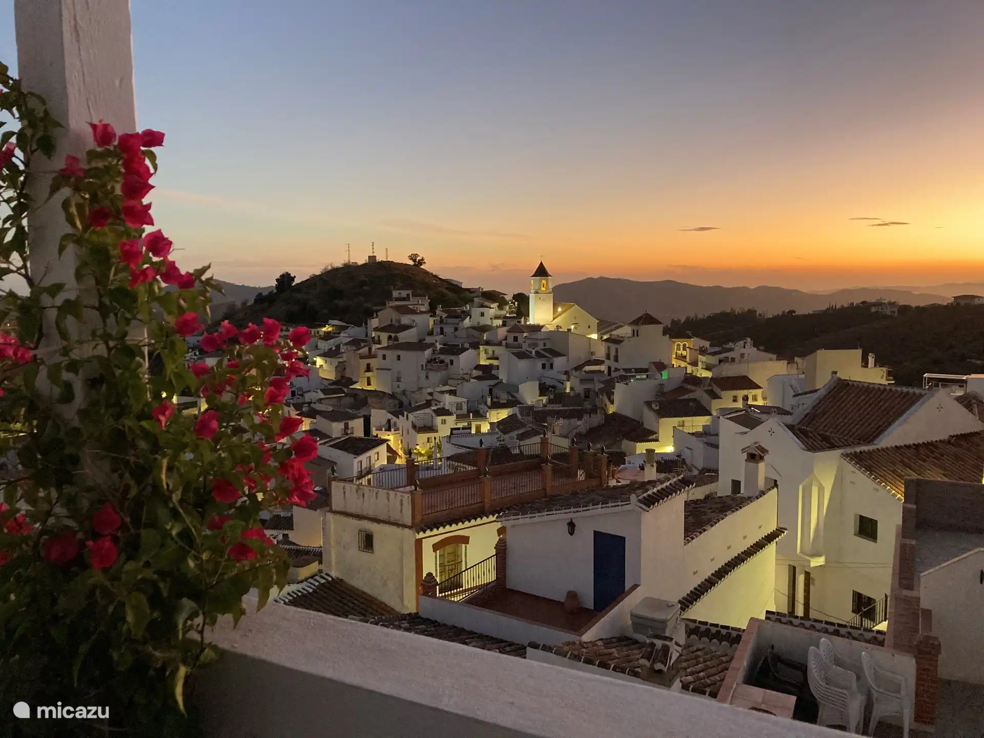 Toller Blick über das Dorf Sedella und den Sonnenuntergang.