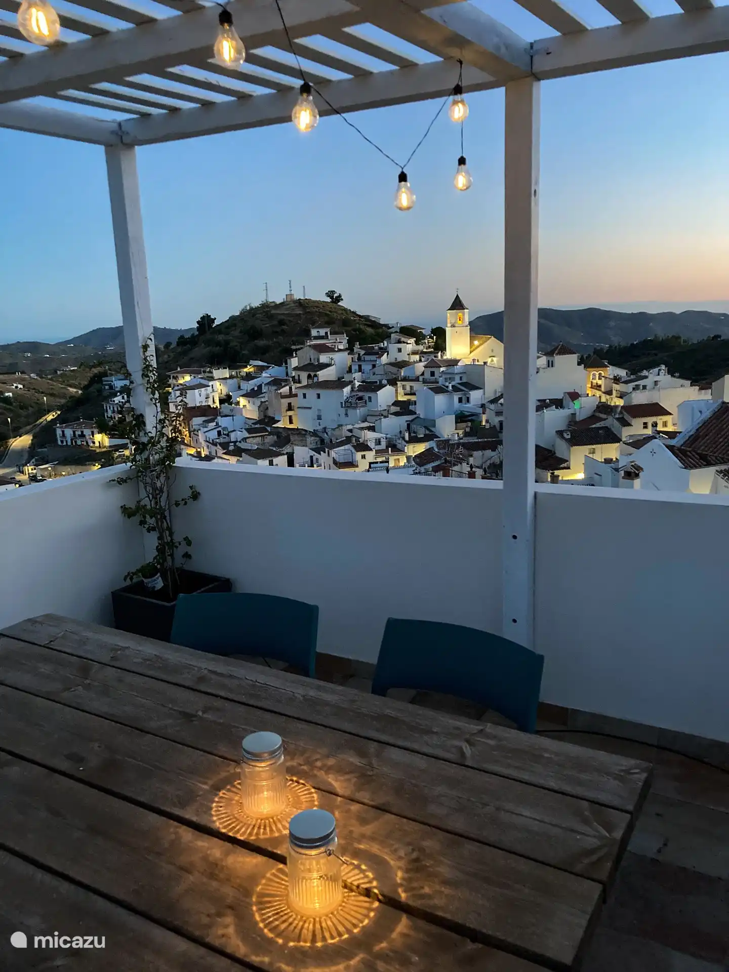 Sonnenuntergang von der Dachterrasse mit Blick über das Dorf und in der Ferne die Küste und sogar Malaga sind an klaren Tagen zu sehen.