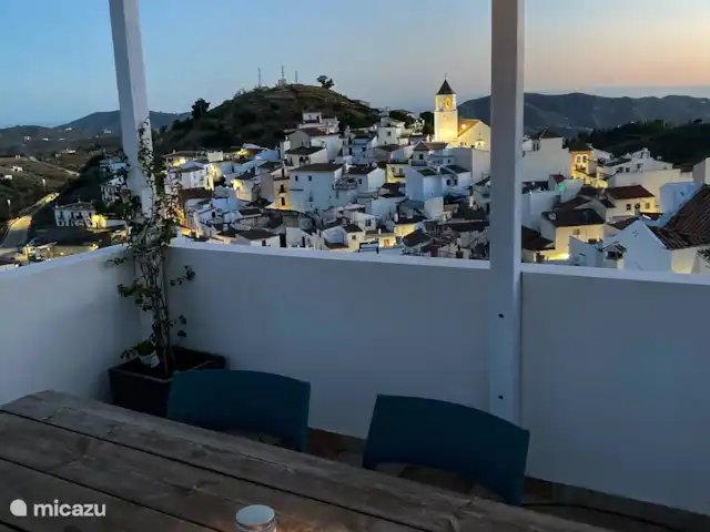 Casa Cubasta | Espagne, Andalousie, Sedella - maison de vacances Le coucher de soleil depuis la terrasse sur le toit avec vue sur le village et au loin la côte et même Malaga peut être vu par temps clair.