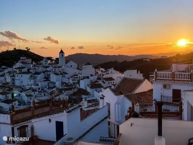 Casa Cubasta | Espagne, Andalousie, Sedella - maison de vacances Coucher de soleil depuis la terrasse sur le toit.