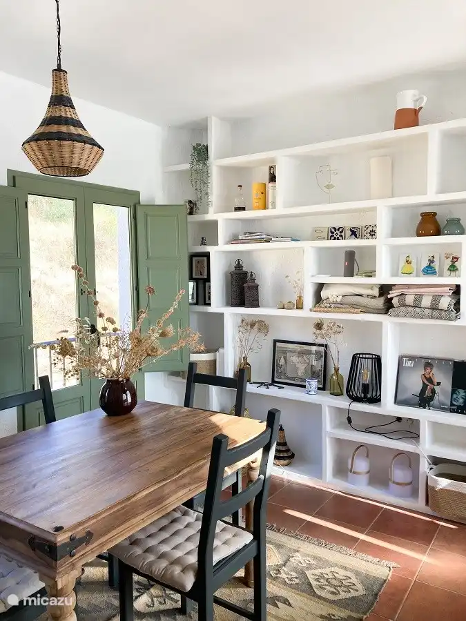 Das Wohnzimmer im Obergeschoss ist gemütlich mit Sesseln und einem Esstisch ausgestattet. Perfekt für kältere Tage oder zum Arbeiten aus der Ferne mit Blick auf das Naturschutzgebiet dahinter. Es gibt eine große Sammlung an Schallplatten und einen Plattenspieler, um die Nacht durchzutanzen!