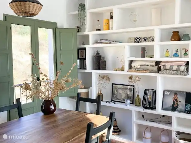 Casa Cubasta | Espagne, Andalousie, Sedella - maison de vacances Le salon au dernier étage est confortablement meublé avec des fauteuils et une table à manger. Parfait pour les journées plus froides ou pour travailler à distance avec vue sur la réserve naturelle derrière. Il y a une grande collection de vinyles et un tourne-disque disponible pour danser toute la nuit !