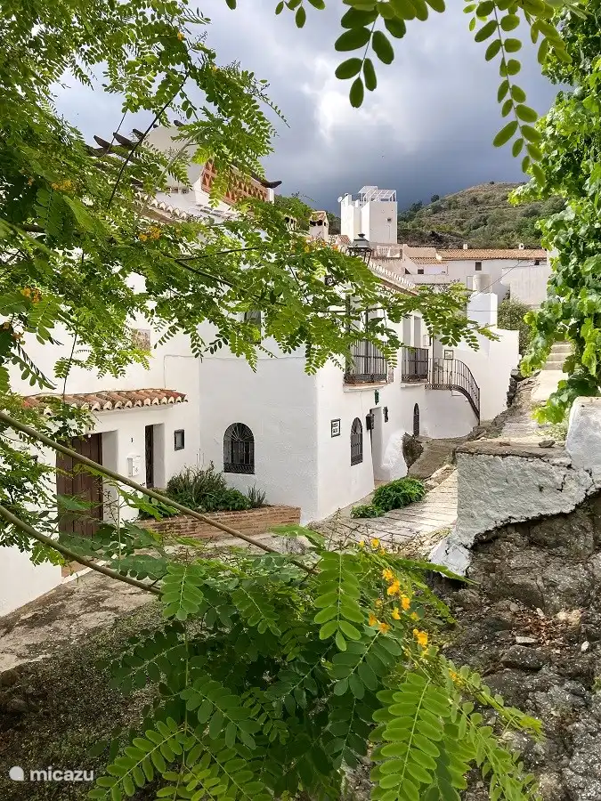 Das weiße Bergdorf Sedella. Das hohe Gebäude in der hinteren Mitte des Fotos ist Casa Cubista.