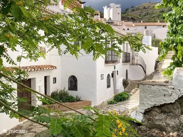 Casa Cubasta | Espagne, Andalousie, Sedella - maison de vacances Le village de montagne blanc de Sedella. Le haut bâtiment au centre arrière de la photo est la Casa Cubista.