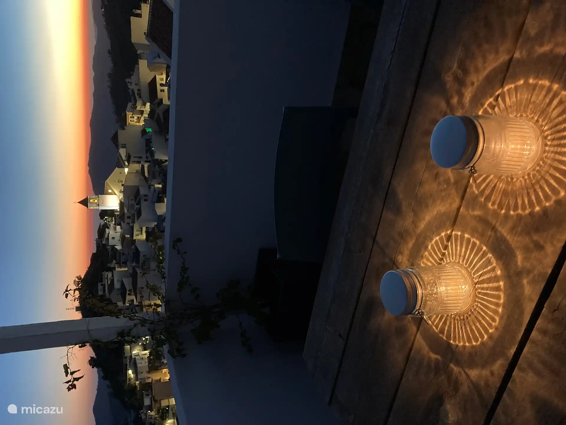 Sonnenuntergang von der Dachterrasse mit Blick über das Dorf und in der Ferne die Küste und sogar Malaga sind an klaren Tagen zu sehen.