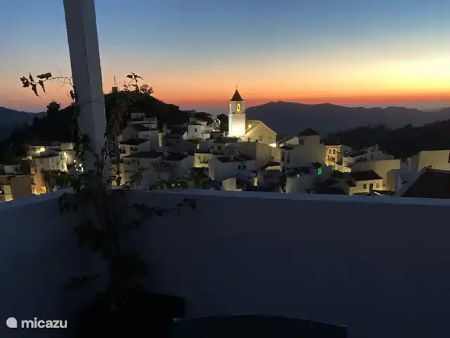 Casa Cubasta | Espagne, Andalousie, Sedella - maison de vacances Le coucher de soleil depuis la terrasse sur le toit avec vue sur le village et au loin la côte et même Malaga peut être vu par temps clair.