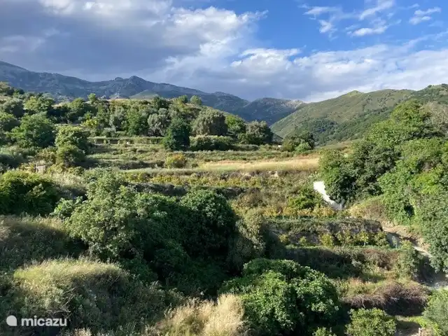 Casa Cubasta | Espagne, Andalousie, Sedella - maison de vacances Voir la réserve naturelle depuis la terrasse sur le toit.