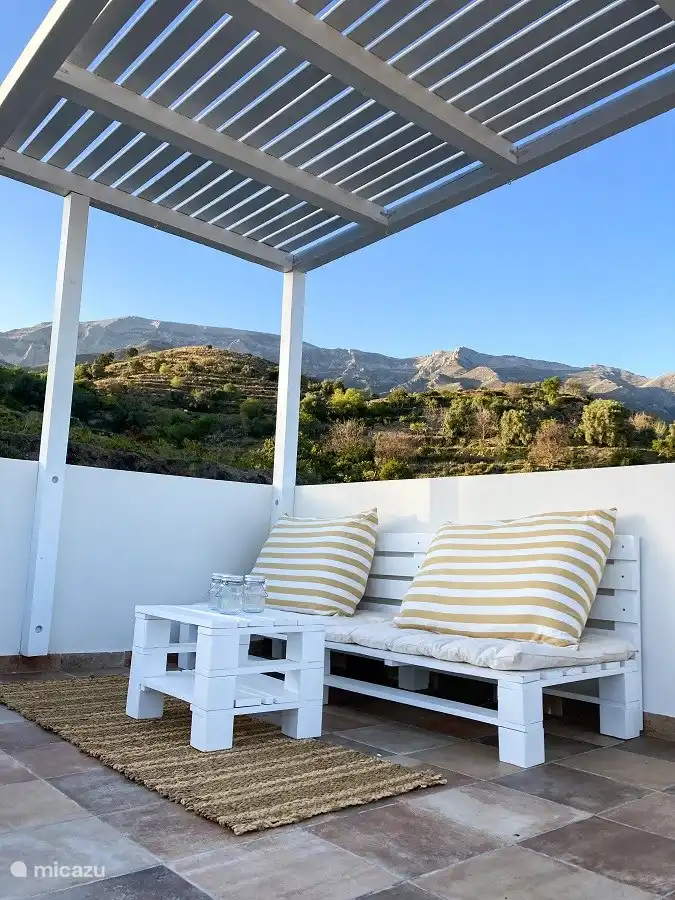 Die obere Dachterrasse bietet einen wunderbaren Loungebereich und einen wunderschönen Blick auf den dahinter liegenden Naturpark und das weiße Dorf Sedella.