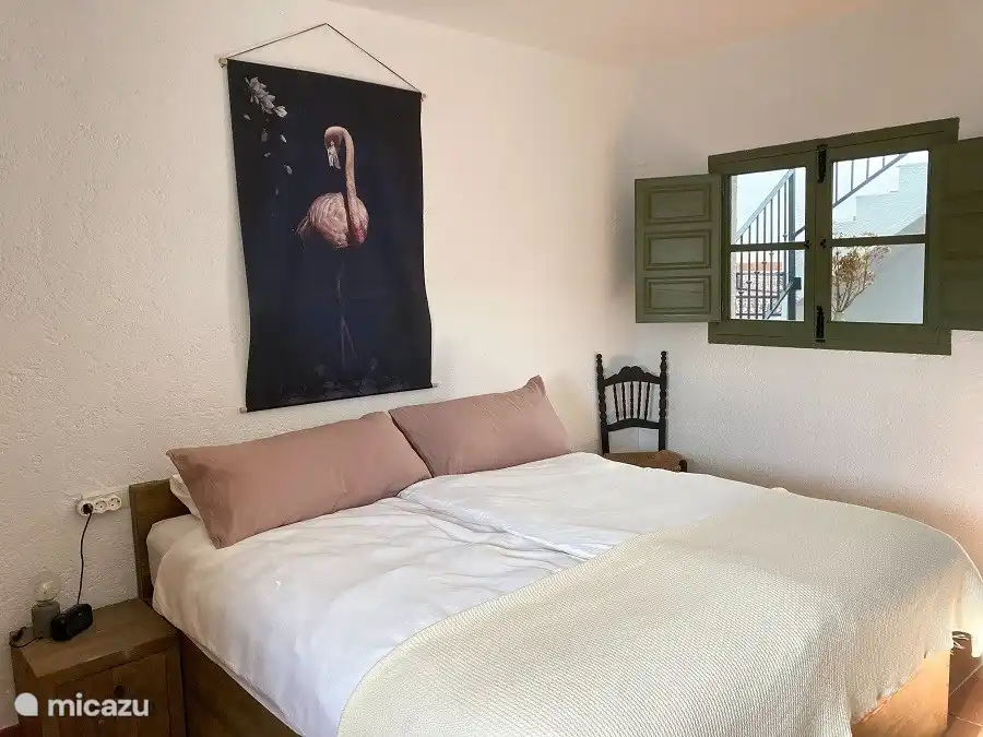 Das Hauptschlafzimmer im ersten Stock verfügt über ein großes Doppelbett (180x200) und ein Waschbecken. Das Fenster blickt auf das Dorf. 