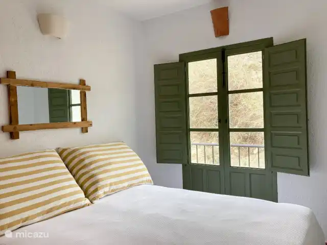 Casa Cubasta | Espagne, Andalousie, Sedella - maison de vacances Au premier étage, il y a aussi une deuxième chambre avec un lit double (160x200), des portes-fenêtres avec un balcon français. Par un couloir, vous atteignez la salle de bain avec baignoire, lavabo et toilettes.