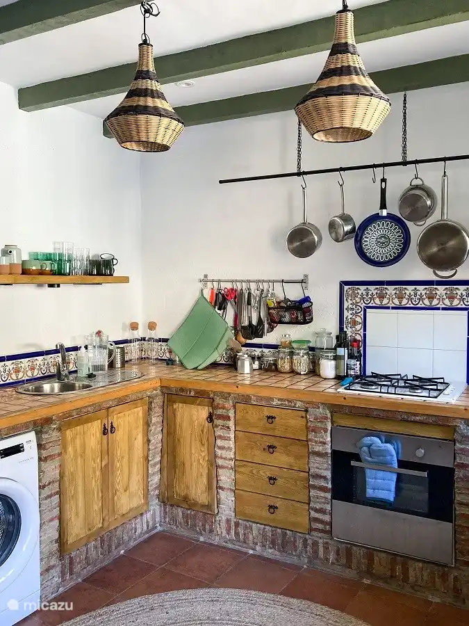 Die geräumige Küche im Erdgeschoss ist komplett ausgestattet. Ein 4-Flammen-Gasherd, eine geräumige Kühl-Gefrierkombination, ein Backofen und eine Waschmaschine.