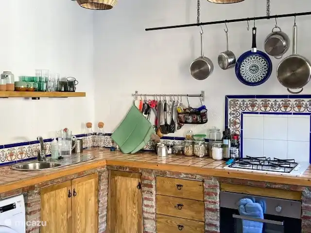 Casa Cubasta | Espagne, Andalousie, Sedella - maison de vacances La cuisine spacieuse au rez-de-chaussée est entièrement équipée. Une cuisinière à gaz à 4 feux, un grand réfrigérateur-congélateur, un four et un lave-linge.