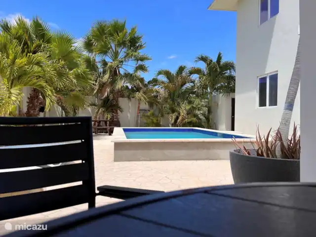 appartement huren in Curaçao, Curacao-Midden, Piscadera – Andira Apartments, Zwembad, Centraal Zicht vanaf het schaduwterras (inclusief barbeque)