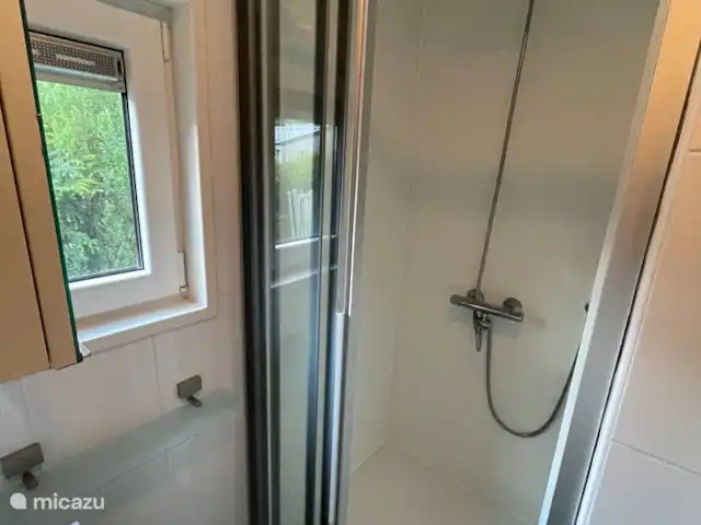 Forest Family Home - 5 sterren park huren in Nederland, Gelderland, Beekbergen - chalet Ruime douche ook voor lange mensen fijn