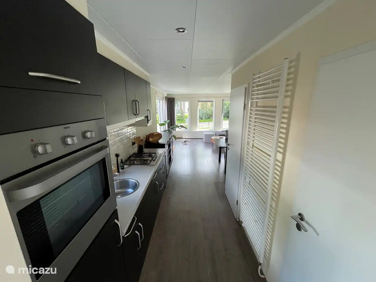 De ruime keuken met oven