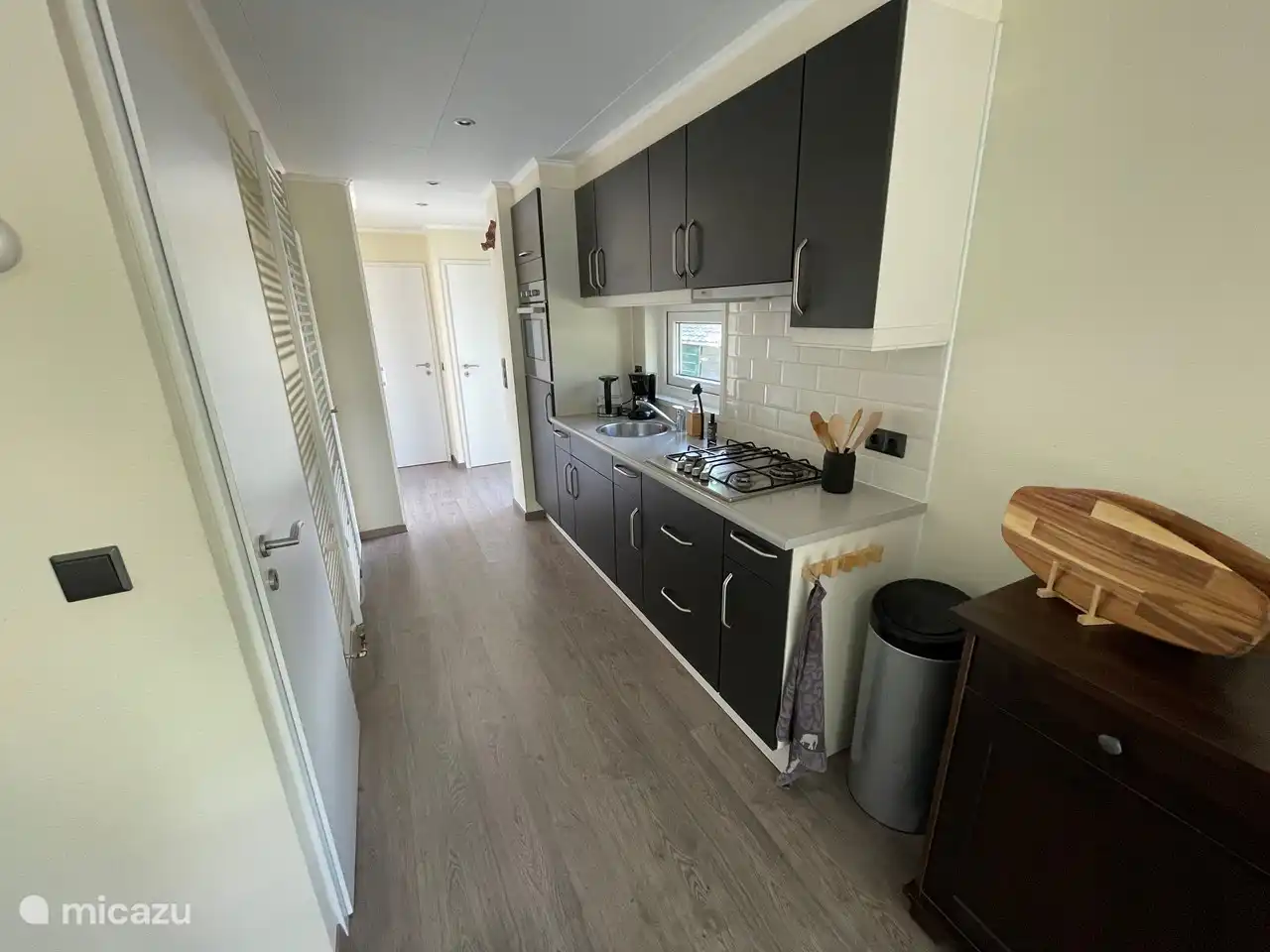 De ruime keuken met oven