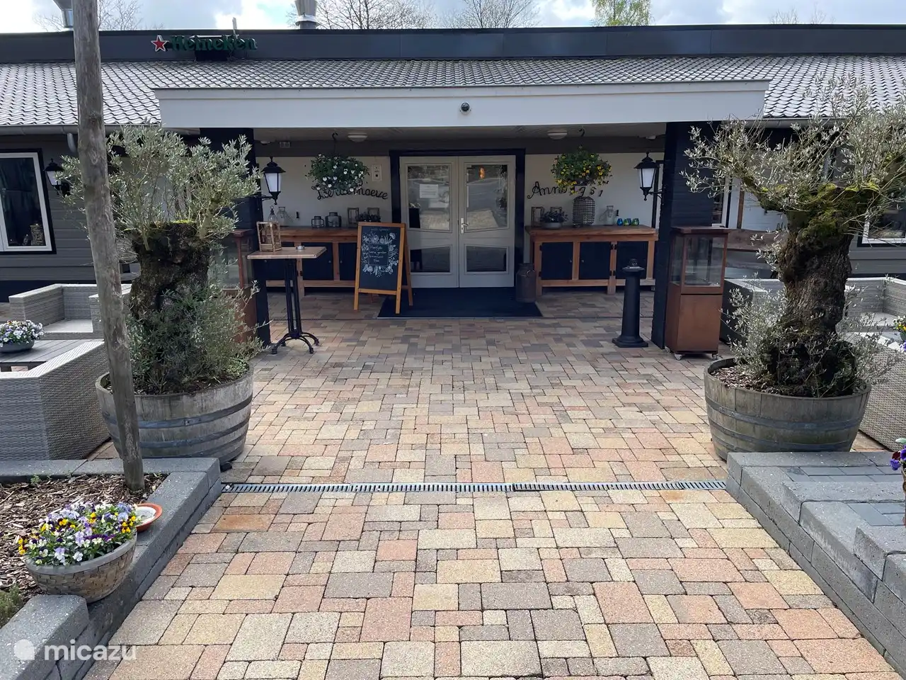 Ingang van de receptie en het heerlijke restaurant