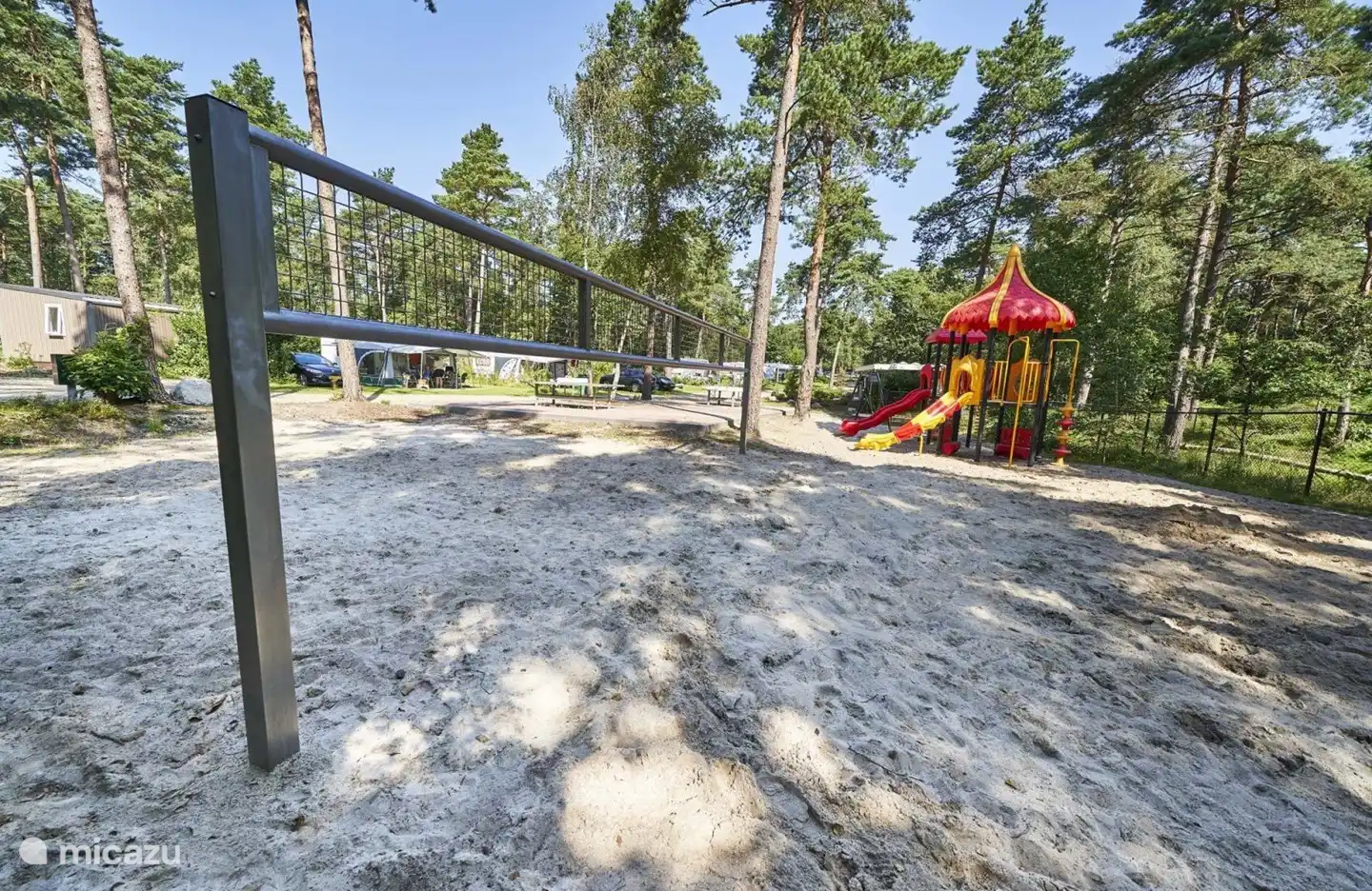 Er is veel te doen voor kinderen en ouders, dit is het beach volley veld