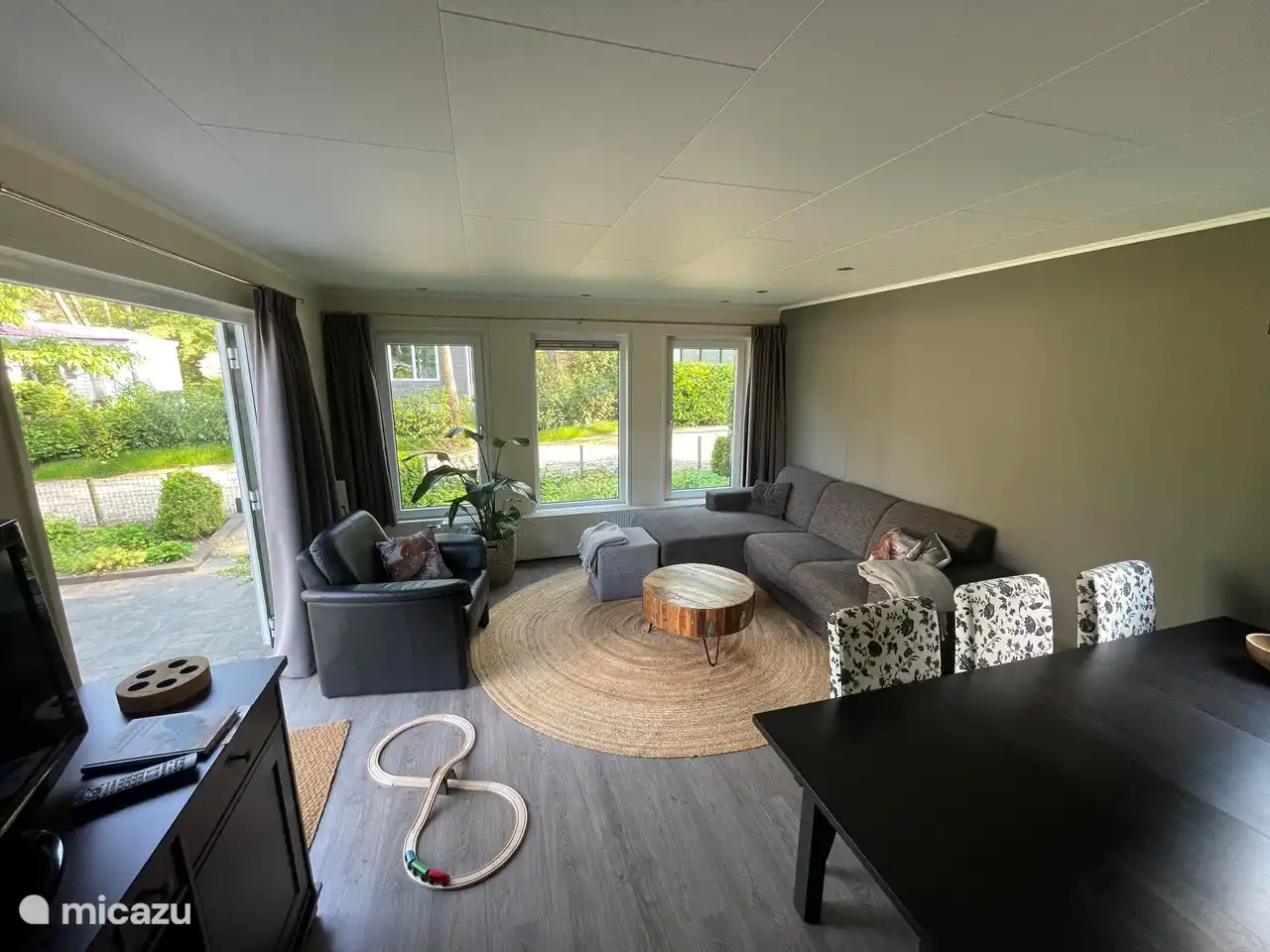 Ruime woonkamer met lekker bank