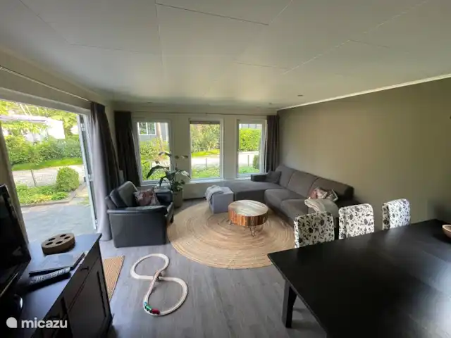 Forest Family Home - 5 sterren park huren in Nederland, Gelderland, Beekbergen - chalet Ruime woonkamer met lekker bank
