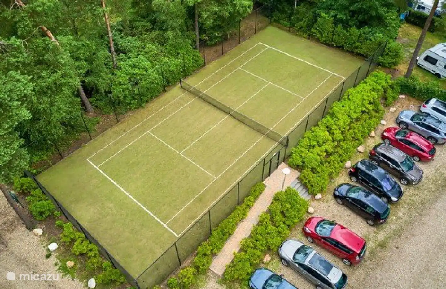 Tennisbaan op het park