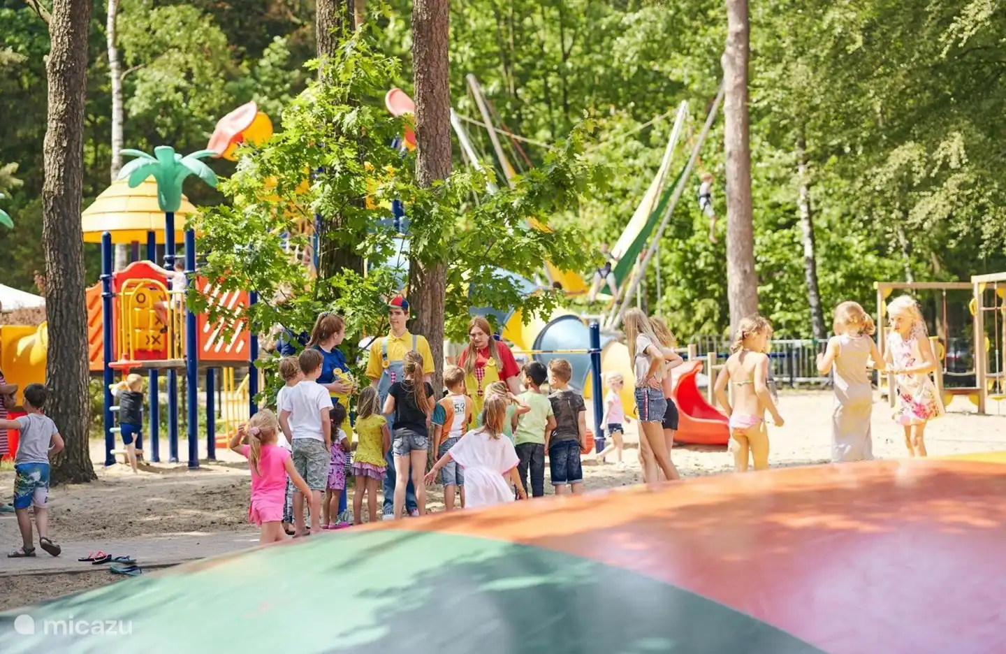 Lucht trampoline en animatieteam op het park