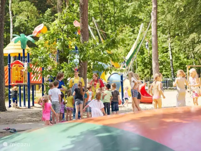 Forest Family Home - 5 sterren park huren in Nederland, Gelderland, Beekbergen - chalet Lucht trampoline en animatieteam op het park