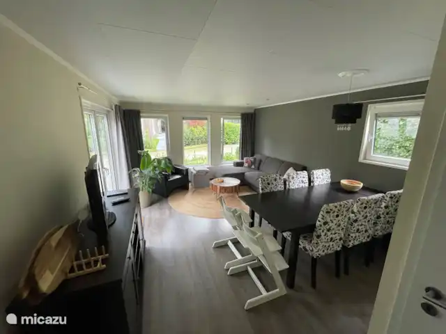 Forest Family Home - 5 sterren park huren in Nederland, Gelderland, Beekbergen - chalet Ruime woonkamer met lekker bank