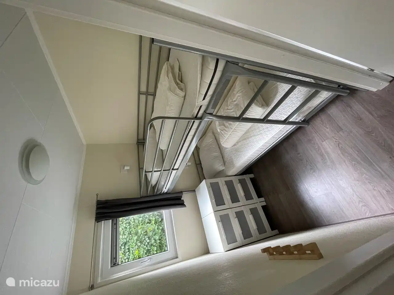 Een van de twee kinderkamers met stapelbed