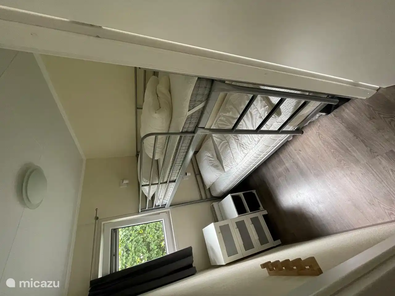 Een van de twee kinderkamers met stapelbed