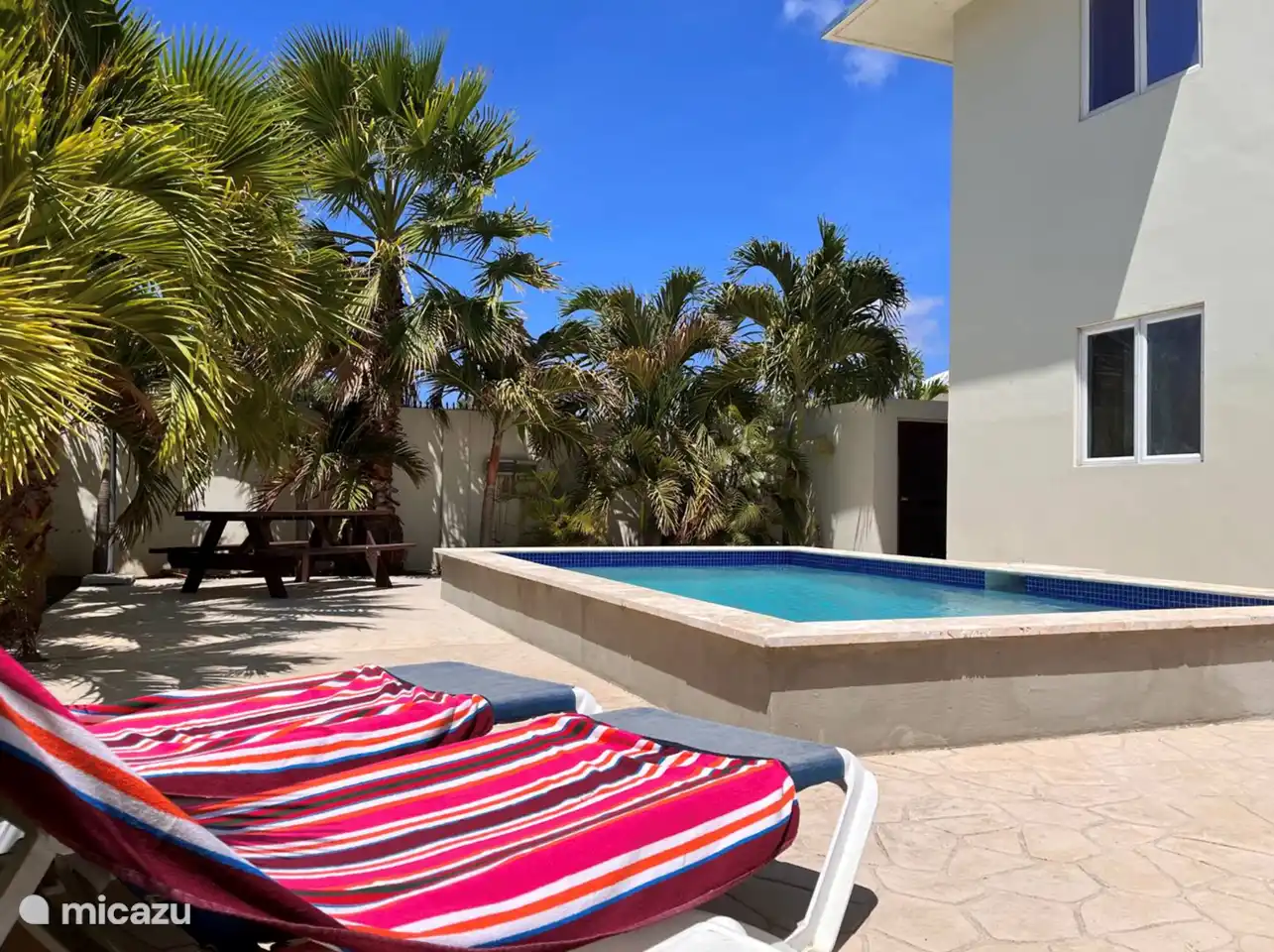 Relájate junto a la piscina