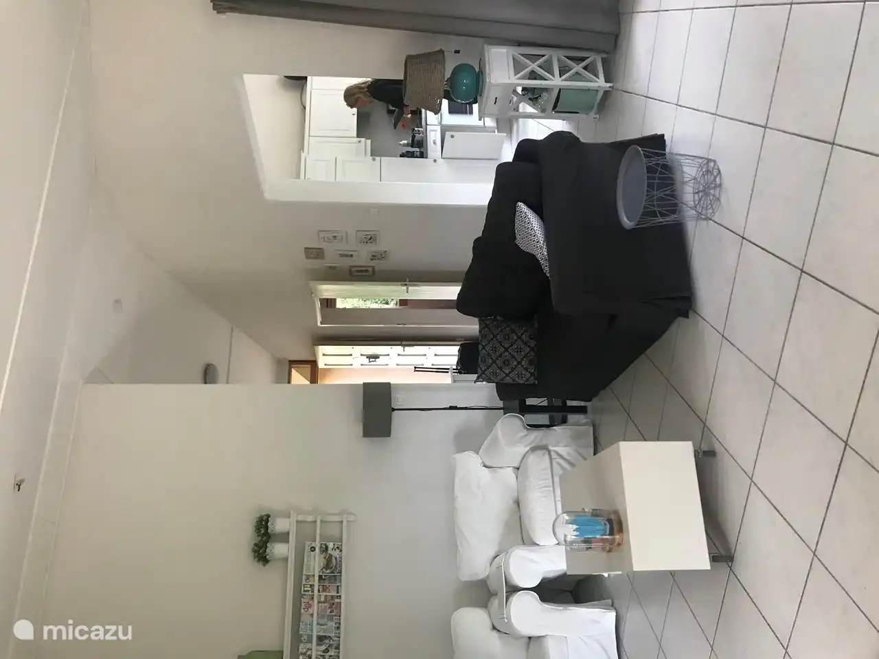 Séjour avec vue sur la cuisine.