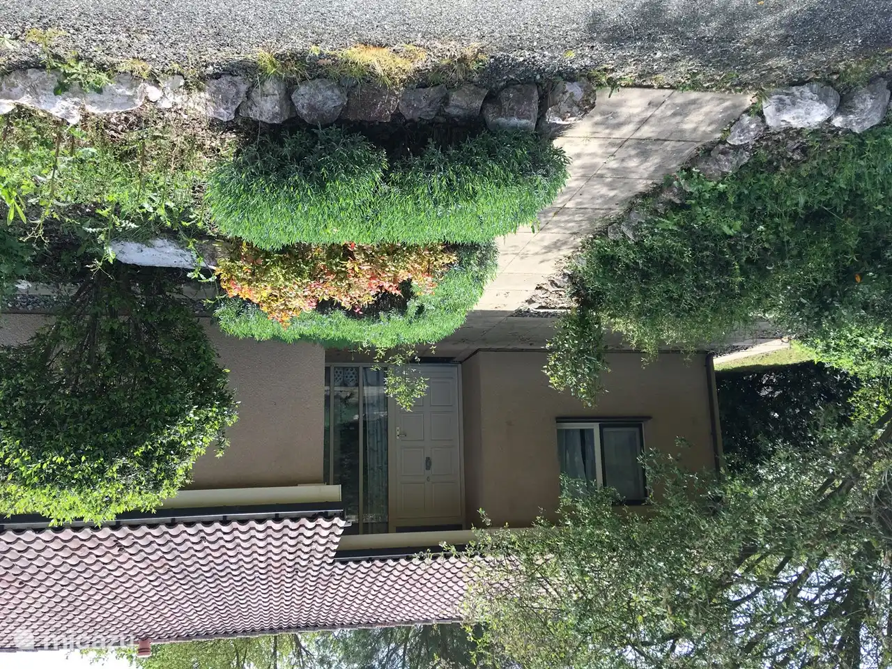 La façade de la maison avec entrée sur la route.