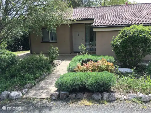 Maison de vacances Château de Barbet 9 | France, Gers, Lombez - bungalow La façade de la maison avec entrée sur la route.