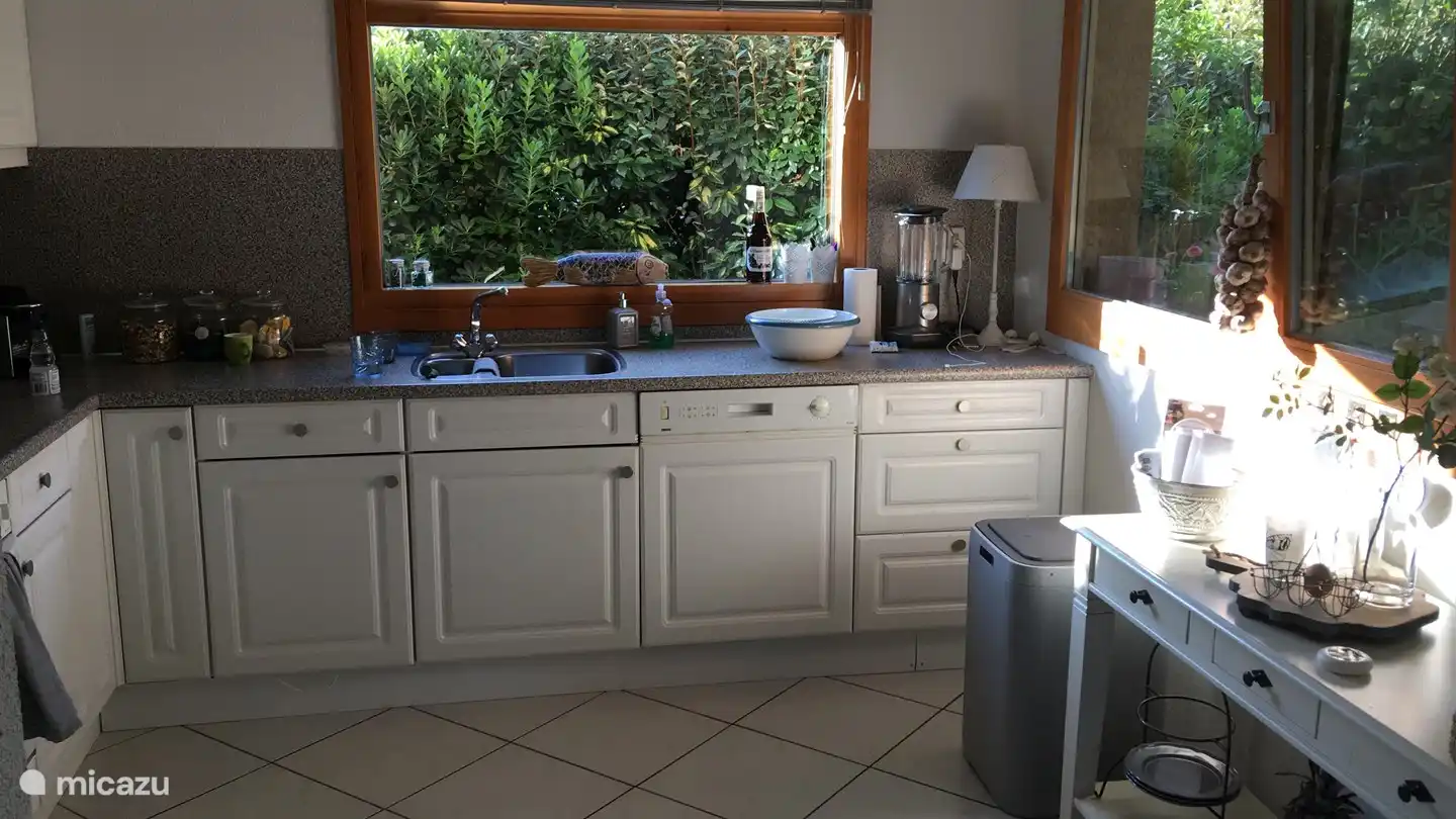 Cuisine avec lave-vaisselle, micro-ondes, mixeur, grille-pain, machine à expresso...ect