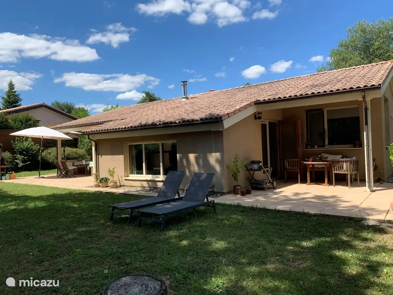 Une des 2 terrasses avec accès libre
vue sur la campagne vallonnée du Gers.