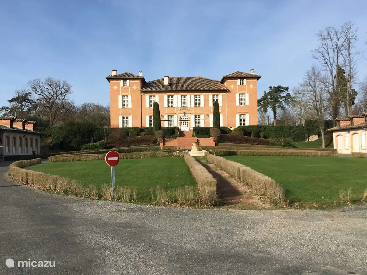 Façade de château à 500 mètres à pied de la maison